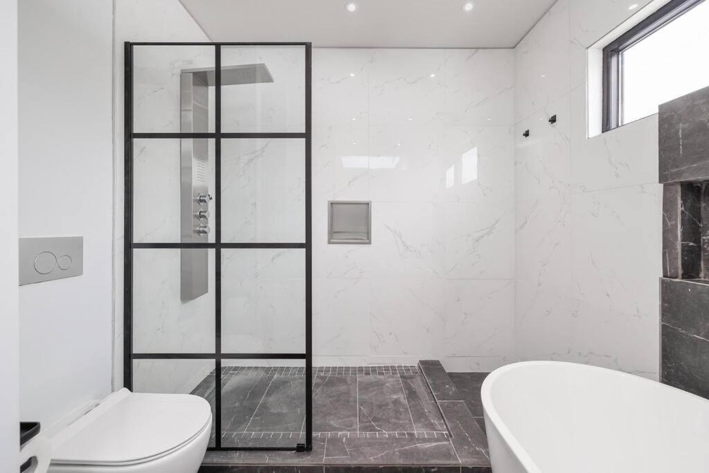 New Modern 1400 Sq Ft Coach House Near Everything Toronto Kültér fotó